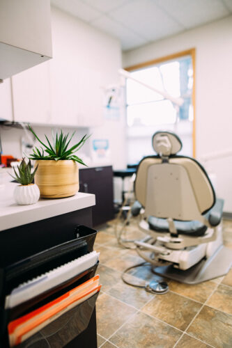 Another view of the treatment chair in the examination room at Travelle Family Dentistry office in Burien, WA